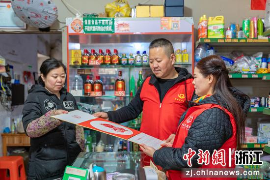 社区送“福”活动现场。  虞淑芳 摄