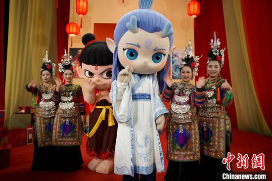 2025年1月24日，杨想妮(右二)和贵州舞乐蝉歌乐团部分成员与电影《哪吒之魔童闹海》人气角色哪吒及敖丙合影。(受访者供图)