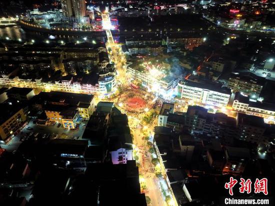 图为2月8日晚的施秉县“炸龙狂欢”活动现场。　吴昌前 摄