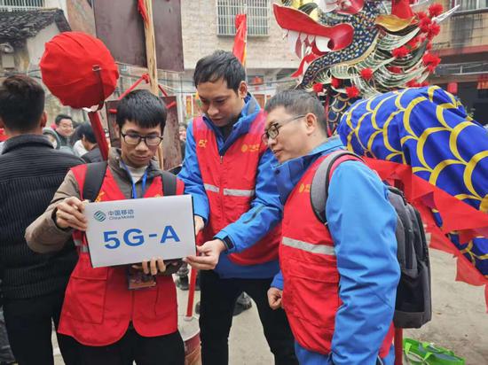 网络保障人员舞炮龙活动现场网络检测。杨旺诗摄 网络保障人员舞炮龙活动现场网络检测。杨旺诗摄