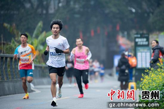 2月9日，万余名海内外选手奔跑在万峰林花海。印象黔西南 供图