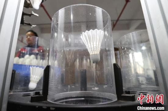 图为半成品羽毛球在进行风洞测试。中新社记者 瞿宏伦 摄