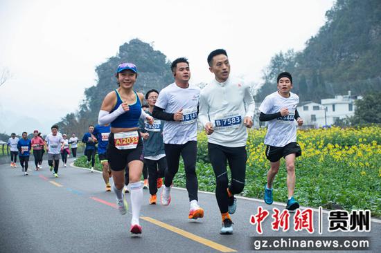 2月9日，万余名海内外选手奔跑在万峰林花海。印象黔西南 供图