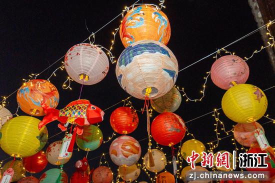 古镇灯彩,喜气洋洋。菱湖镇供图