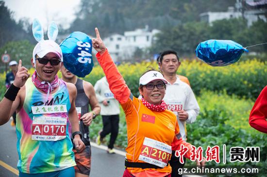 2月9日，万余名海内外选手奔跑在万峰林花海。印象黔西南 供图