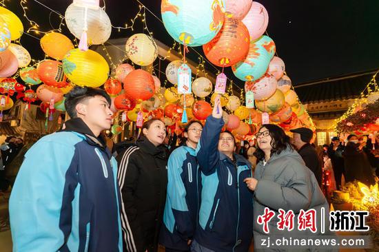 市民在猜灯谜。菱湖镇供图