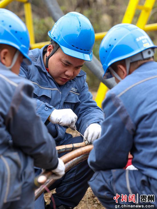 2025年2月9日,在贵州省铜仁市玉屏侗族自治县平溪街道七里塘村,南方电网玉屏供电局工作人员对损坏的电力设施进行抢修。 2025年2月9日,在贵州省铜仁市玉屏侗族自治县平溪街道七里塘村,南方电网玉屏供电局工作人员对损坏的电力设施进行抢修。
