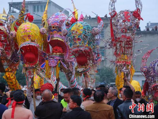 图为“炸龙”活动现场。尹刚 摄 图为“炸龙”活动现场。尹刚 摄