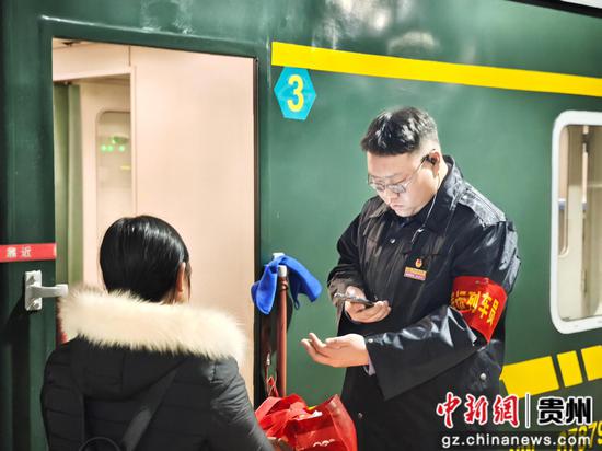 图为青年志愿者在检查旅客车票。 李明菲摄 图为青年志愿者在检查旅客车票。 李明菲摄
