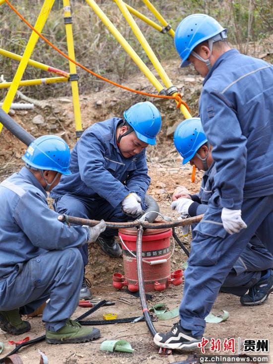 2025年2月9日,在贵州省铜仁市玉屏侗族自治县平溪街道七里塘村,南方电网玉屏供电局工作人员对损坏的电力设施进行抢修。 2025年2月9日,在贵州省铜仁市玉屏侗族自治县平溪街道七里塘村,南方电网玉屏供电局工作人员对损坏的电力设施进行抢修。