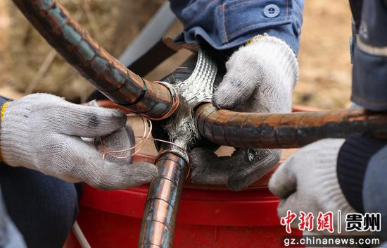 2025年2月9日,在贵州省铜仁市玉屏侗族自治县平溪街道七里塘村,南方电网玉屏供电局工作人员对损坏的电力设施进行抢修。 2025年2月9日,在贵州省铜仁市玉屏侗族自治县平溪街道七里塘村,南方电网玉屏供电局工作人员对损坏的电力设施进行抢修。