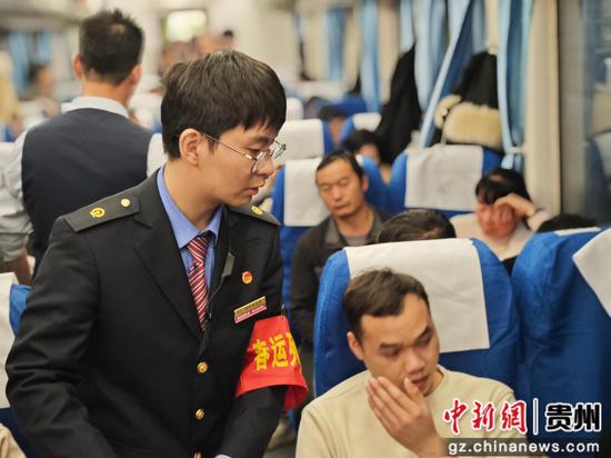 图为青年志愿者在车厢帮助旅客解决问题 李明菲摄 图为青年志愿者在车厢帮助旅客解决问题 李明菲摄