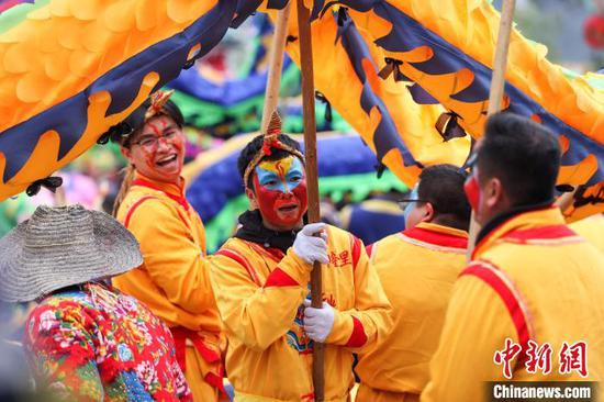2月11日,锦屏县隆里古城居民在玩花脸龙。中新社记者 瞿宏伦 摄 2月11日,锦屏县隆里古城居民在玩花脸龙。中新社记者 瞿宏伦 摄