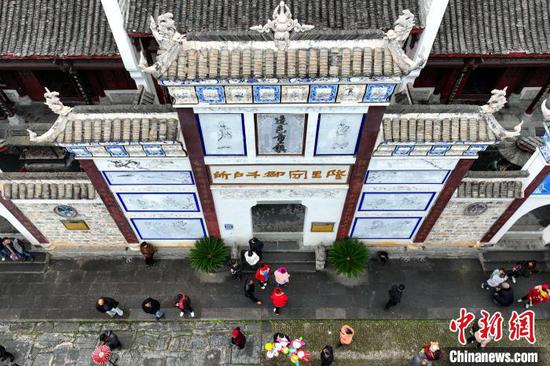 2月11日,航拍锦屏隆里守御千户所古建筑。中新社记者 瞿宏伦 摄 2月11日,航拍锦屏隆里守御千户所古建筑。中新社记者 瞿宏伦 摄