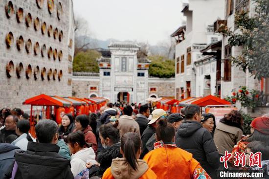 2月11日,游客在锦屏隆里古城游玩。周燕玲 摄 2月11日,游客在锦屏隆里古城游玩。周燕玲 摄