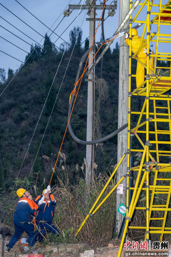 2025年2月9日,在贵州省铜仁市玉屏侗族自治县平溪街道七里塘村,南方电网玉屏供电局工作人员对损坏的电力设施进行抢修。 2025年2月9日,在贵州省铜仁市玉屏侗族自治县平溪街道七里塘村,南方电网玉屏供电局工作人员对损坏的电力设施进行抢修。