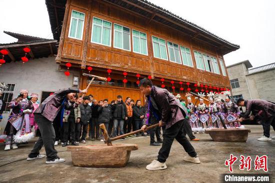 图为民众在榕江县四格苗寨迎元宵节活动中打年粑。韦贵金 摄 图为民众在榕江县四格苗寨迎元宵节活动中打年粑。韦贵金 摄