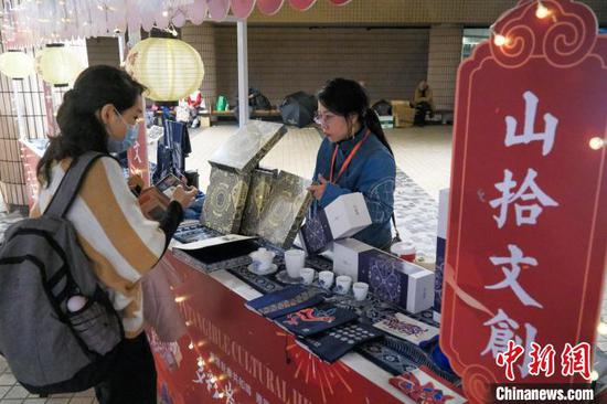 图为市民游客观赏多彩贵州非遗集市摊位的展品。中新网记者 陈永诺 摄 图为市民游客观赏多彩贵州非遗集市摊位的展品。中新网记者 陈永诺 摄