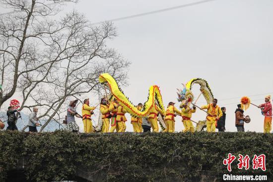 2月11日，农历正月十四，贵州省黔东南苗族侗族自治州锦屏县隆里古城举行2025年全国春节“村晚”示范展示活动，10余条“花脸龙”沿着古城的大街小巷开展游龙仪式，以求吉祥如意。“花脸龙”距今已有1000余年历史，有节庆活动时当地人都会聚集到一起舞龙庆祝，但舞龙者无论男女老少，皆画花脸，生、旦、末、净、丑皆有，故称为“花脸龙”。中新社记者 瞿宏伦 摄
