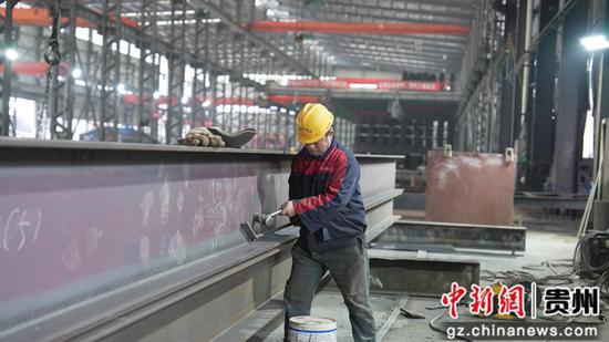 贵州一鸣蓝天钢结构工程有限公司工人们正抢抓时间赶制订单 。