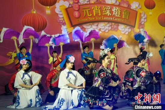 图为多彩贵州文艺展演。中新网记者 陈永诺 摄 图为多彩贵州文艺展演。中新网记者 陈永诺 摄