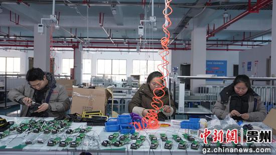 贵州碳联智能智造有限公司成品区实现了全面复工复产。