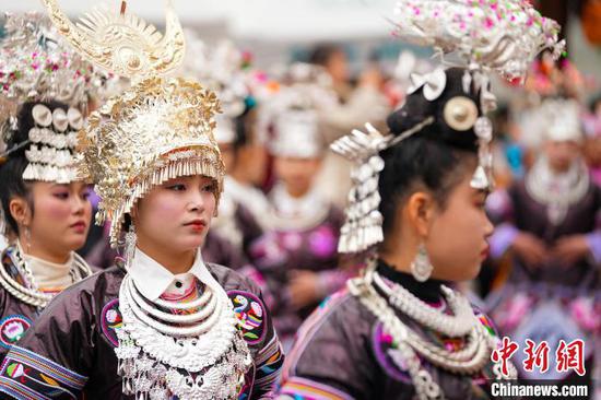 图为民众在榕江县四格苗寨迎元宵节活动中跳苗族芦笙舞。韦贵金 摄 图为民众在榕江县四格苗寨迎元宵节活动中跳苗族芦笙舞。韦贵金 摄