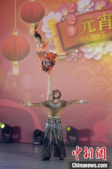 图为多彩贵州文艺展演。中新网记者 陈永诺 摄 图为多彩贵州文艺展演。中新网记者 陈永诺 摄