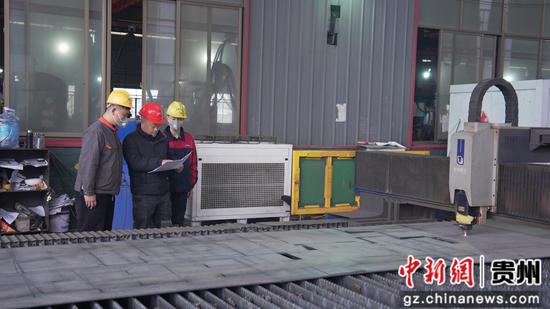 贵州一鸣蓝天钢结构工程有限公司工人们正抢抓时间赶制订单 。