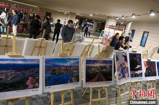 图为市民游客观赏“秘境贵州”图片展巡展。中新网记者 陈永诺 摄 图为市民游客观赏“秘境贵州”图片展巡展。中新网记者 陈永诺 摄