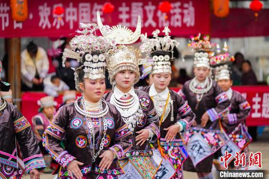 图为民众在榕江县四格苗寨迎元宵节活动中跳苗族芦笙舞。韦贵金 摄 图为民众在榕江县四格苗寨迎元宵节活动中跳苗族芦笙舞。韦贵金 摄
