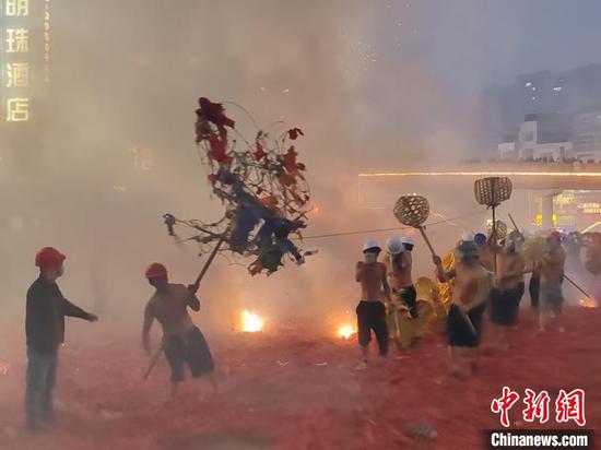 图为贵州德江元宵节“炸龙”活动现场。李润 摄 图为贵州德江元宵节“炸龙”活动现场。李润 摄