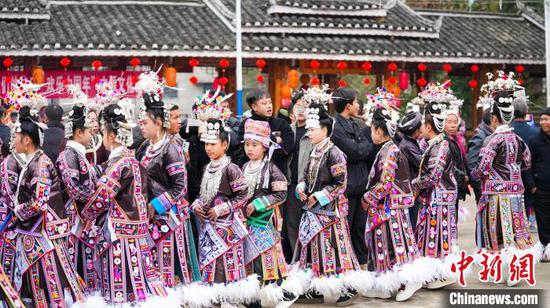 图为民众在榕江县四格苗寨迎元宵节活动中跳苗族芦笙舞。韦贵金 摄 图为民众在榕江县四格苗寨迎元宵节活动中跳苗族芦笙舞。韦贵金 摄