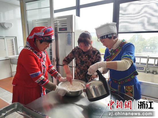 民族同胞制作汤圆。煤山镇供图