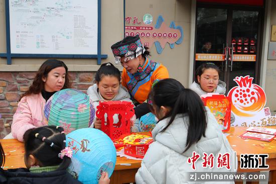 民族同胞与小朋友一起制作花灯。煤山镇供图