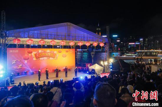 图为众多观众观看多彩贵州文艺展演。中新网记者 陈永诺 摄 图为众多观众观看多彩贵州文艺展演。中新网记者 陈永诺 摄