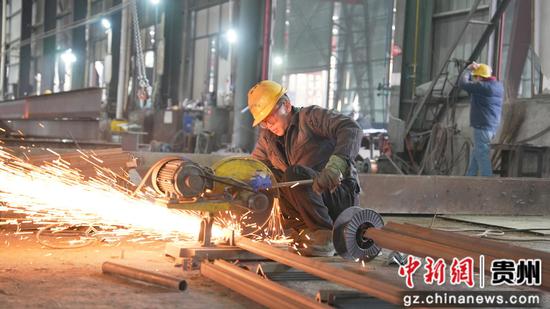 贵州一鸣蓝天钢结构工程有限公司工人们正抢抓时间赶制订单