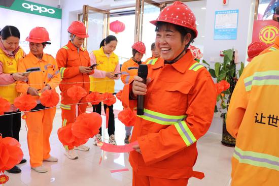 环卫工人愉快地参加元宵节猜灯谜活动。广西移动供图 环卫工人愉快地参加元宵节猜灯谜活动。广西移动供图