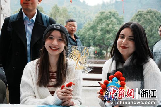 国际友人体验民俗活动。   遂昌县委宣传部 供图