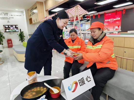 工会驿站为户外工作者送上暖心的汤圆。胡艳杰 摄 工会驿站为户外工作者送上暖心的汤圆。胡艳杰 摄