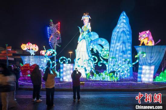 图为市民在灯会现场观赏拍照,欢度元宵佳节。唐哲 摄 图为市民在灯会现场观赏拍照,欢度元宵佳节。唐哲 摄
