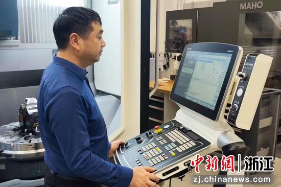 张华东体验设备。浙江交工 供图 张华东体验设备。浙江交工 供图