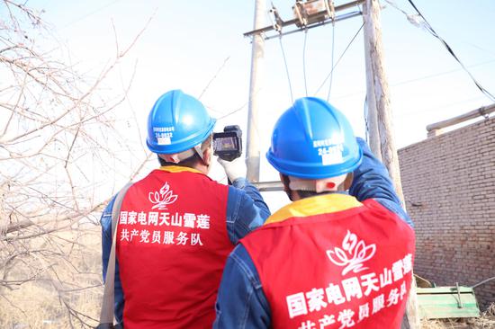 2月13日，國網(wǎng)阿克蘇供電公司工作人員來到溫宿縣紅旗坡，提前對涉及農(nóng)灌線路進(jìn)行巡視檢查。馬海驕 攝