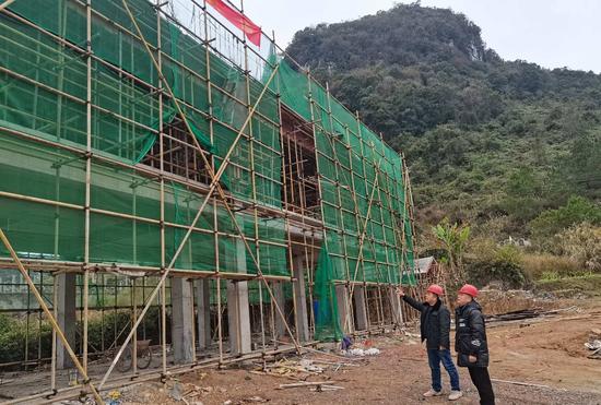 检查组在工地现场检查安全工作。罗家胜 摄