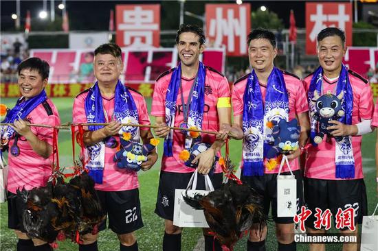 2024年国际球星卡卡赴贵州“村超”交流。中新社记者 瞿宏伦 摄