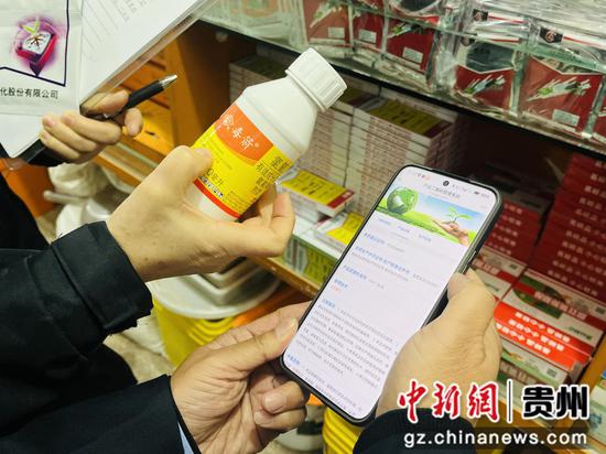 执法人员扫码查看农资产品生产日期、质量指标。 执法人员扫码查看农资产品生产日期、质量指标。
