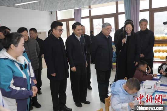 图为调研组参观考察金沙县第十四幼儿园“与莫言同行——健康童乐园”项目。 陈再雄 摄 图为调研组参观考察金沙县第十四幼儿园“与莫言同行——健康童乐园”项目。 陈再雄 摄