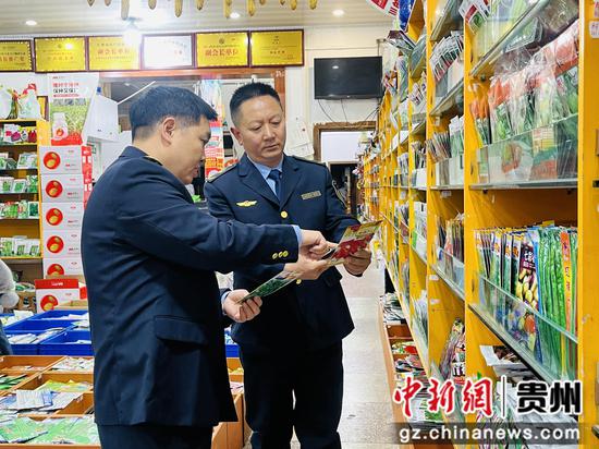 仁怀市农业农村局执法人员正在对农资产品进行仔细检查 仁怀市农业农村局执法人员正在对农资产品进行仔细检查