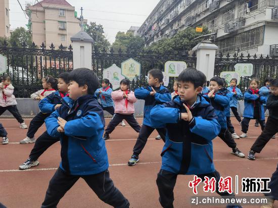 学生正在练习军体拳。杭州市蒋筑英学校供图