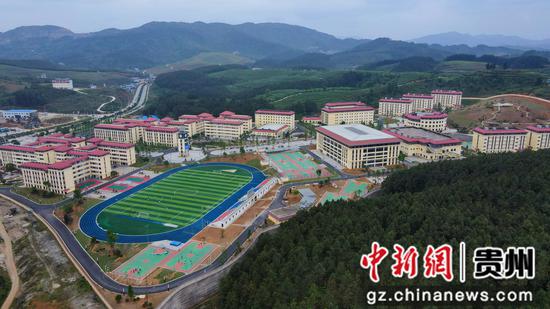 图为航拍黄平县民族中学。黄平融媒供图 图为航拍黄平县民族中学。黄平融媒供图